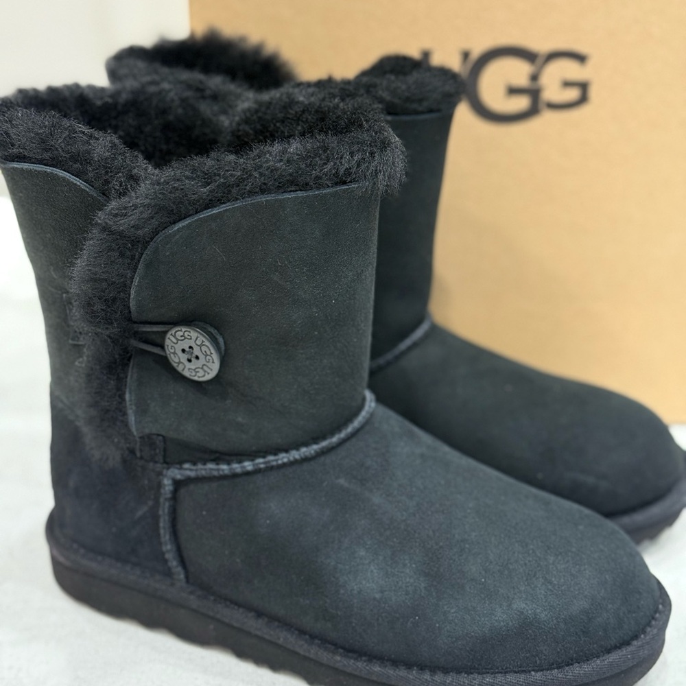 UGG, Kids Bailey Button II, Color Black, Size Kids 4, 1017400K